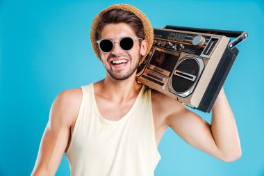 Şapka ve güneş gözlüğü boombox ile mutlu genç adam