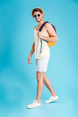 Mutlu yakışıklı delikanlı ile yürüyüş ve gülümseyen sırt çantası