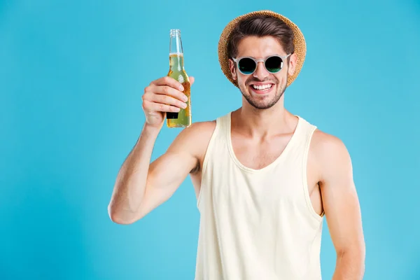 Hombre feliz en sombrero y gafas de sol sosteniendo botella de cerveza — Foto de Stock