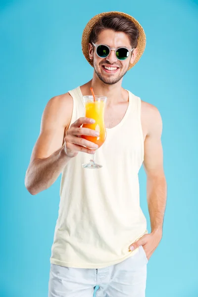 Веселый красивый молодой человек держит стакан свежего сока — стоковое фото