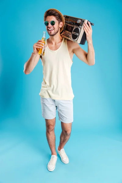 Joven alegre con boombox caminando y bebiendo cerveza — Foto de Stock