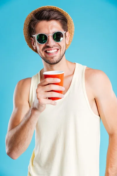 Портрет улыбающегося человека в шляпе и солнечных очках, пьющего кофе — стоковое фото