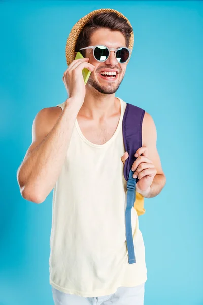 배낭에 휴대 전화에 젊은 남자를 웃 고 — 스톡 사진