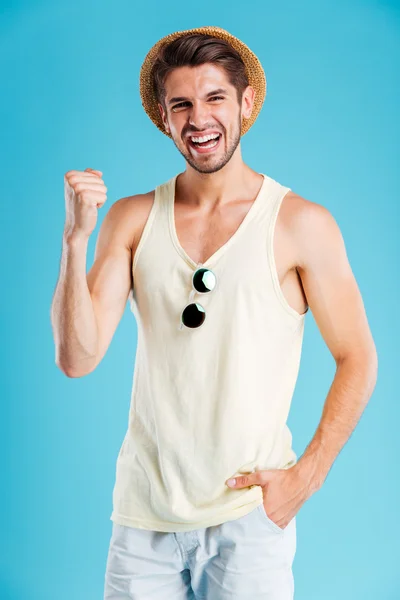 Retrato de jovem alegre em chapéu celebrando o sucesso — Fotografia de Stock