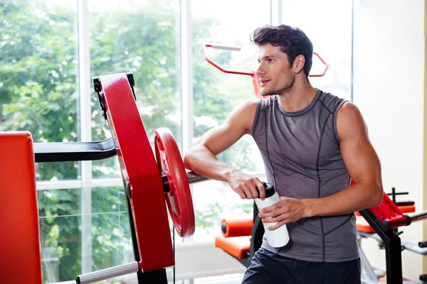 Fitness salonunda egzersiz sonrası dinlenme bir vücut geliştirmeci Portresi — Stok fotoğraf