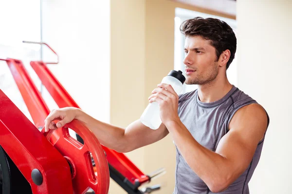 Fitness salonunda egzersiz sonrası dinlenme bir vücut geliştirmeci Portresi — Stok fotoğraf