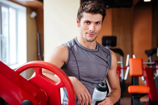 Retrato de un culturista descansando después del entrenamiento en el gimnasio —  Fotos de Stock