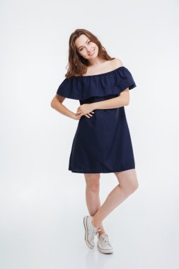 Gülümseyen güzel genç kadın elbise ve spor ayakkabı