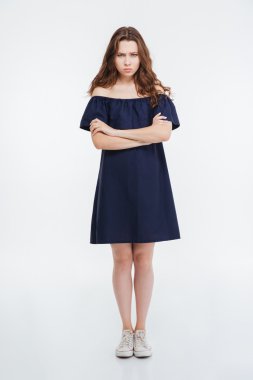 Kızgın genç kadın kolları ile ayakta tam uzunlukta geçti