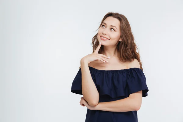 Lachende peinzende jonge vrouw permanent en dromen — Stockfoto