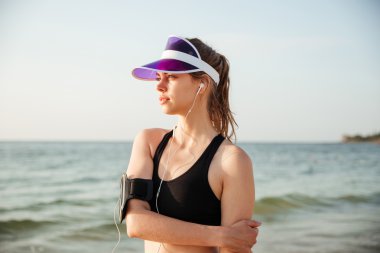 Fitness runner ısınma rutin çalıştırmadan önce plajda yapıyor