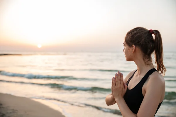 Porträt einer entspannten Frau, die im Freien meditiert — Stockfoto