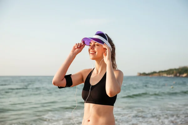 Runner meisje dragen van oordopjes en uitgevoerd armband klaar voor training — Stockfoto