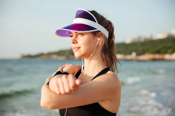 Subcampeón de fitness haciendo rutina de calentamiento en la playa antes de correr — Foto de Stock