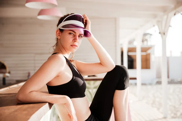 Genç kadın egzersiz beach Cafe'de sonra dinlenme spor — Stok fotoğraf
