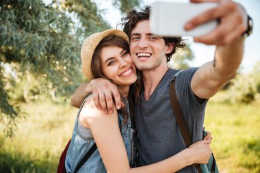 Ormanda yürüyüş ve selfie yapım sırt çantaları ile Çift