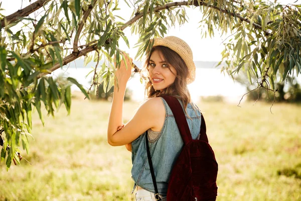 Menina bonita viajando na floresta — Fotografia de Stock