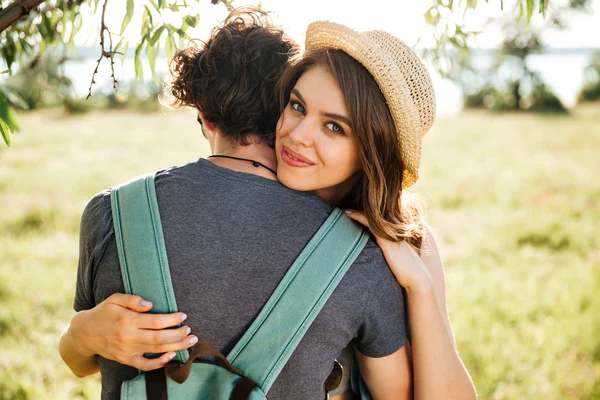 Dos jóvenes amantes abrazándose en el bosque — Foto de Stock