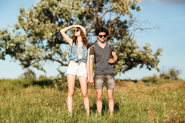 Junges Hipster-Paar steht gegen Bäume im Hintergrund — Stockfoto