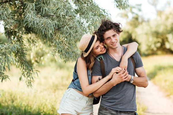 Junges attraktives Hipster-Paar umarmt sich im Wald — Stockfoto