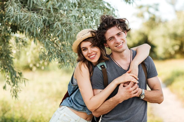 Joven pareja hipster atractiva abrazándose en el bosque — Foto de Stock
