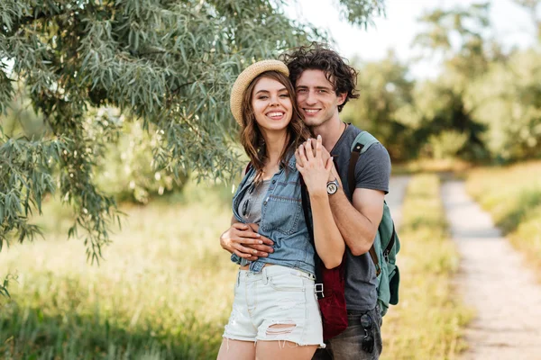 Joven pareja hipster atractiva abrazándose en el bosque — Foto de Stock