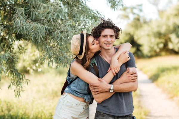 Jovem casal hipster atraente beijando no fundo da floresta — Fotografia de Stock