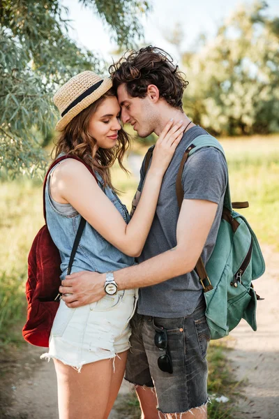 Primer plano retrato de una atractiva pareja enamorada abrazando — Foto de Stock