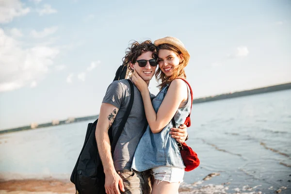 Feliz jovem hipster casal apaixonado na praia — Fotografia de Stock