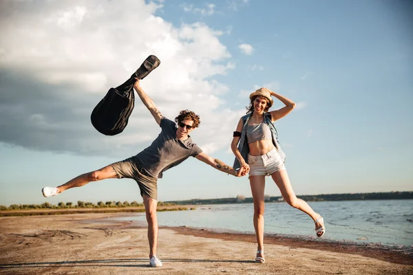 Porträtt av ett ungt par att ha kul på stranden — Stockfoto
