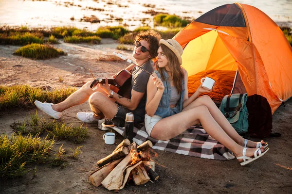 Glückliches junges fröhliches verliebtes Paar, das Spaß beim Campen hat — Stockfoto