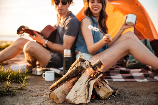 Immagine ritagliata di coppia innamorata friggere marshmallow durante il campeggio — Foto Stock