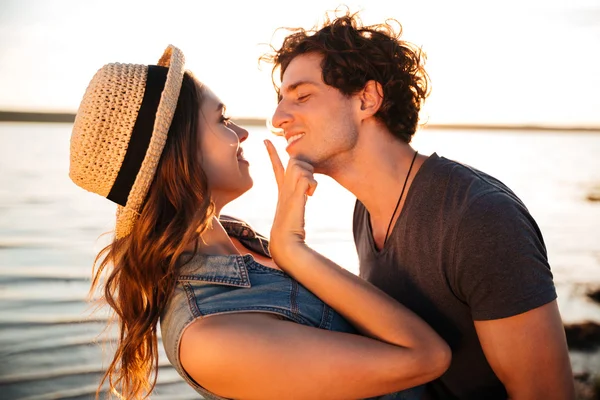 Gros plan de heureux jeune couple amoureux sur la plage — Photo