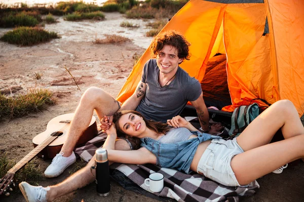 Retrato de pareja alegre relajándose en la tienda del campamento —  Fotos de Stock