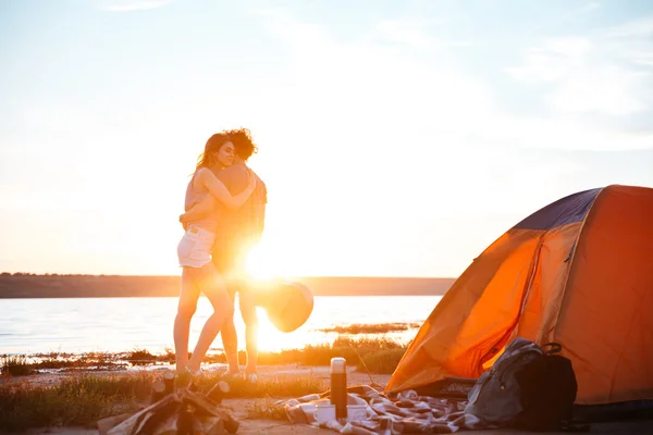 Porträt eines glücklichen jungen Paares, das sich am Meer umarmt — Stockfoto