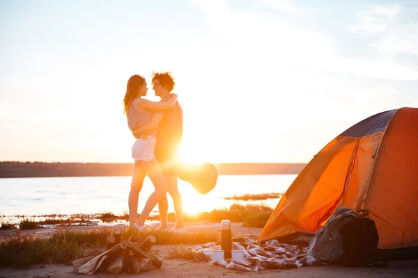 Portret van een gelukkig jong koppel knuffelen aan de kust — Stockfoto