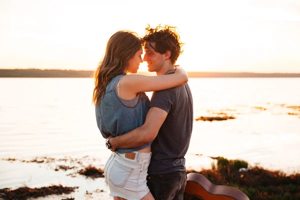 Портрет счастливой молодой пары целующейся на берегу моря — стоковое фото