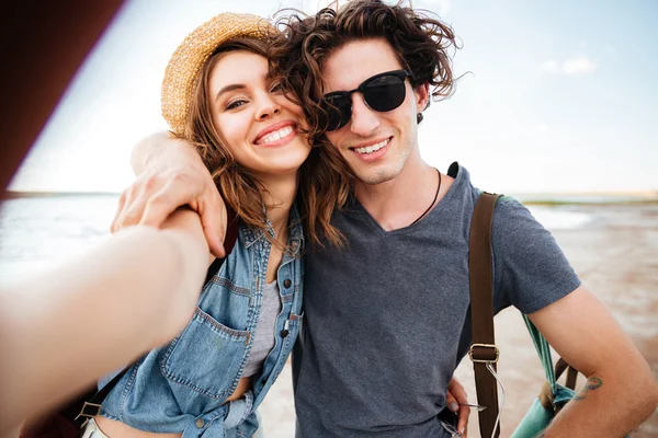 微笑的情侣拥抱和以自拍照在沙滩上 — 图库照片