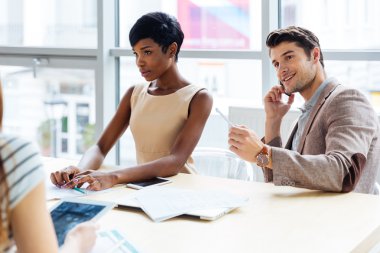 Gülümseyen Genç İşadamları office sunum hazırlama