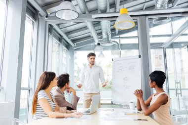 İşadamı office toplantıda meslektaşları için sunu yapma
