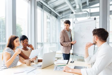 İşadamı Flipchart kullanma office sunu yapma