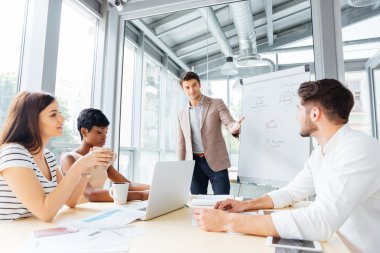 Flipchart kullanma office iş planı sunumu yaparak işadamı