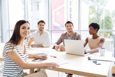 Ofiste dizüstü bilgisayar ve dinleme sunumkullanan iş adamları