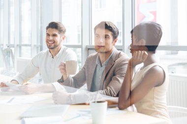 İş adamları ofiste oturma ve dinleme sunumu