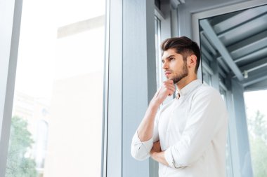 Pencerenin duran ve düşünme adam