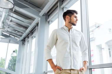 Ayakta ve pencerenin düşünme dalgın adam