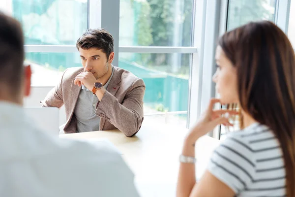 Zakenman zittend op zakelijke bijeenkomst in vergaderruimte — Stockfoto