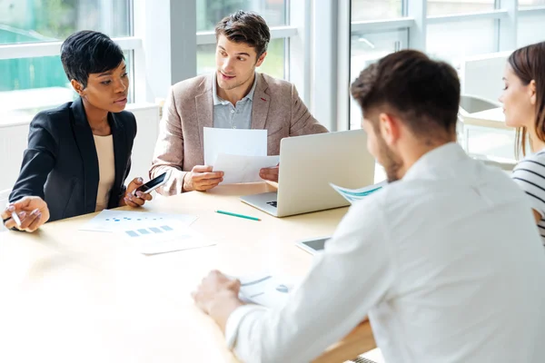 Empresarios trabajando juntos en reuniones de negocios en la sala de conferencias —  Fotos de Stock