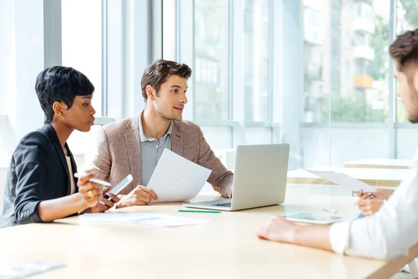 Empresarios trabajando juntos en la sala de conferencias — Foto de Stock