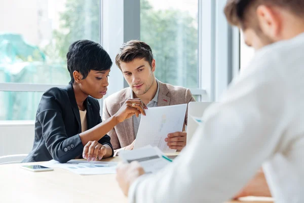 Grupo de socios comerciales discutiendo ideas en la sala de conferencias — Foto de Stock